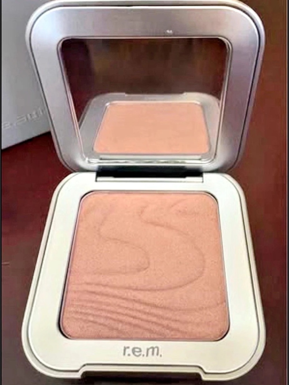 r.e.m. beauty Interstellar Lift Highlighter Topper - Miss Saturn Shade